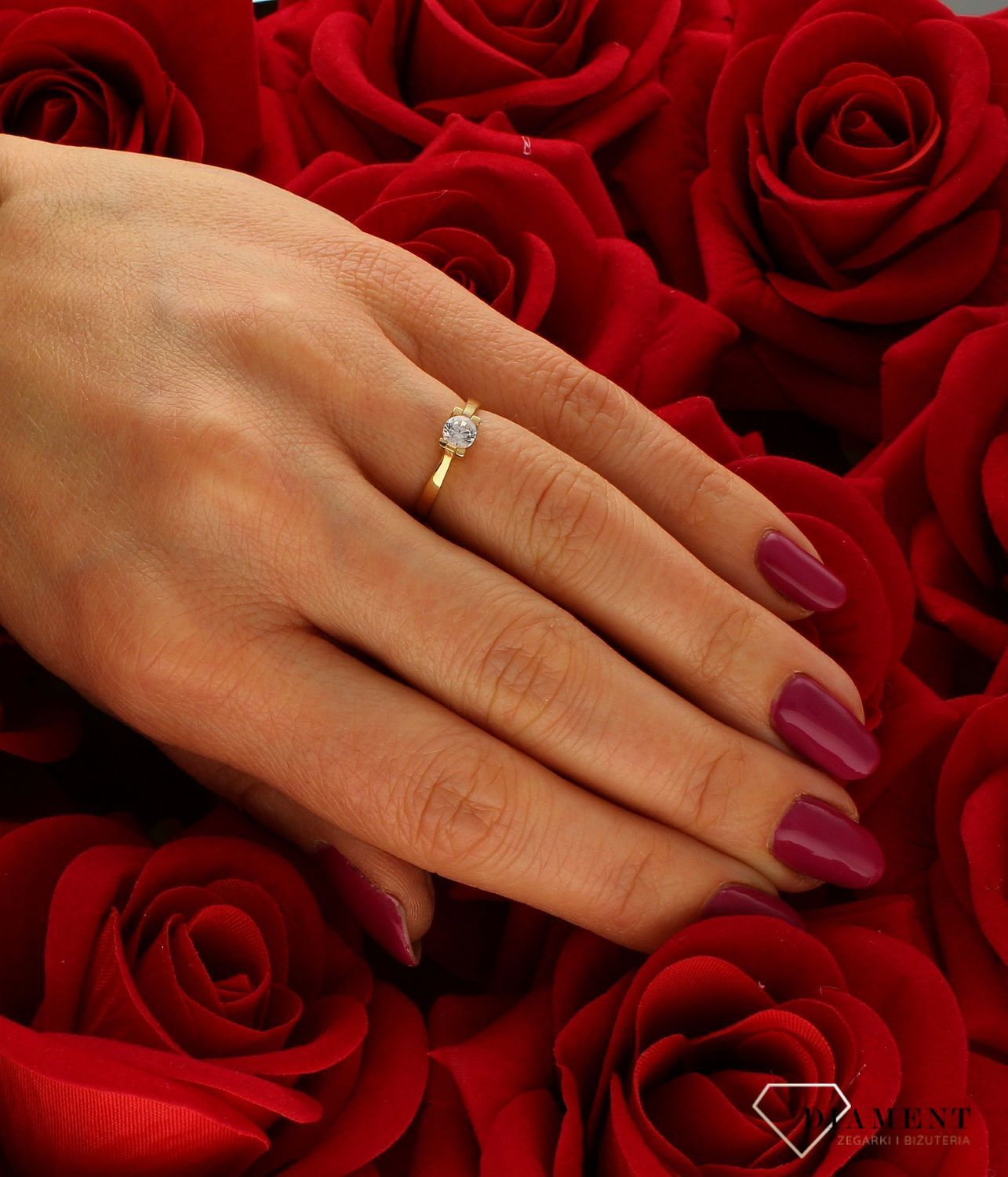 Złoty pierścionek 585 z wystającą cyrkonią zaręczynowy PI 5078.  Złoty pierścionek prosty ozdobiony wystającą cyrkonią. Piękny pierścionek wykonany z wysokiej jakości złota próby 585. Ponadczasowy wzór , pierścionek na preze (4).jpg